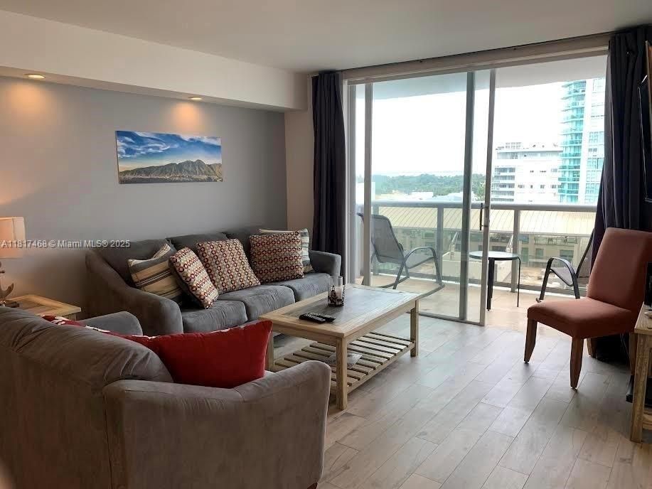 待售: $700,000 (2 贝兹, 2 浴室, 1290 平方英尺)