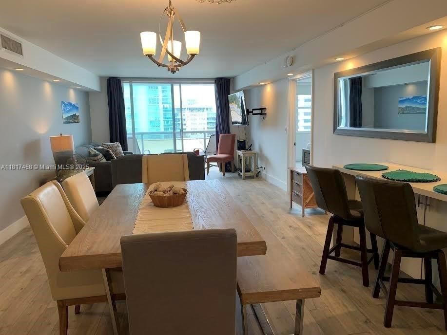 待售: $700,000 (2 贝兹, 2 浴室, 1290 平方英尺)