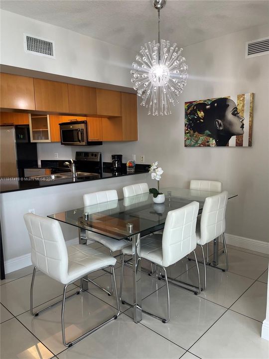 En Venta: $469,000 (2 camas, 2 baños, 1048 Pies cuadrados)