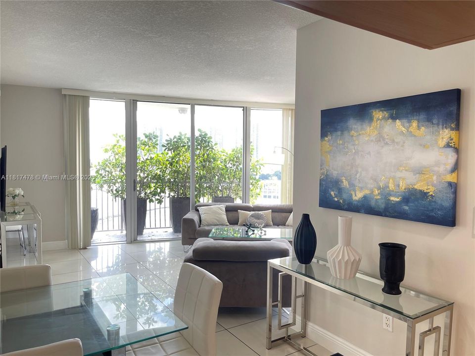 En Venta: $469,000 (2 camas, 2 baños, 1048 Pies cuadrados)