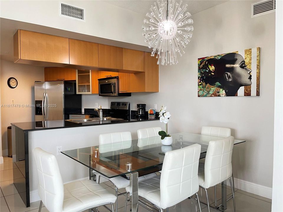 En Venta: $469,000 (2 camas, 2 baños, 1048 Pies cuadrados)