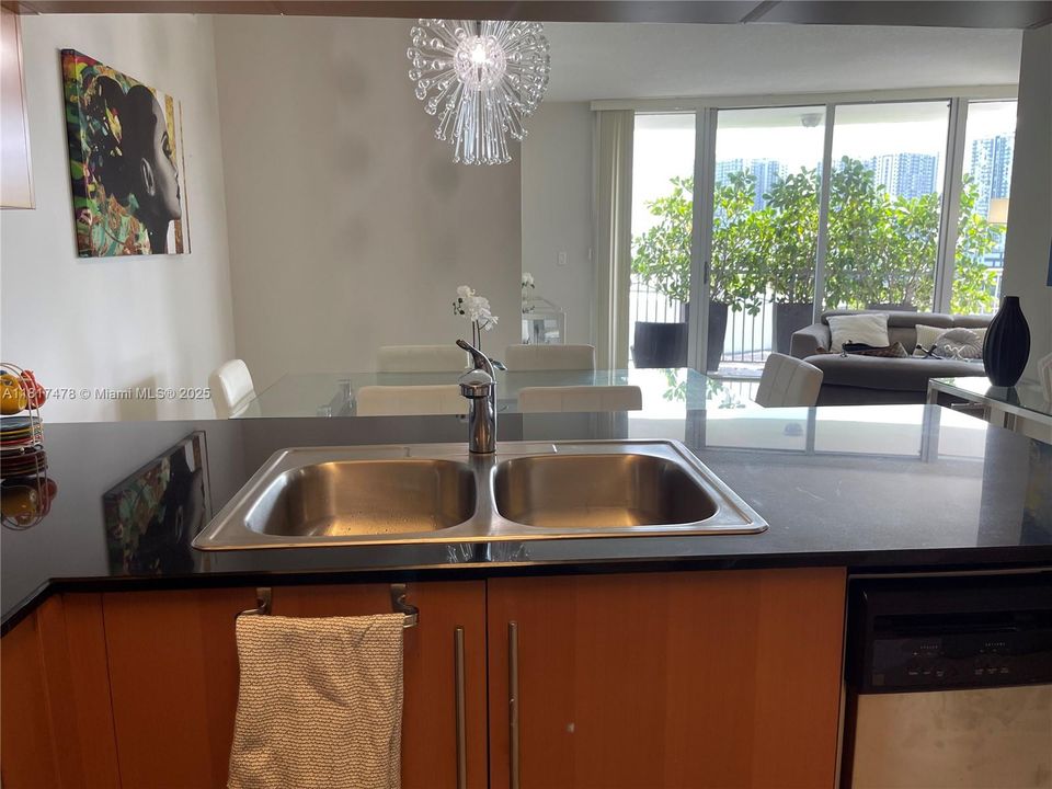 En Venta: $469,000 (2 camas, 2 baños, 1048 Pies cuadrados)