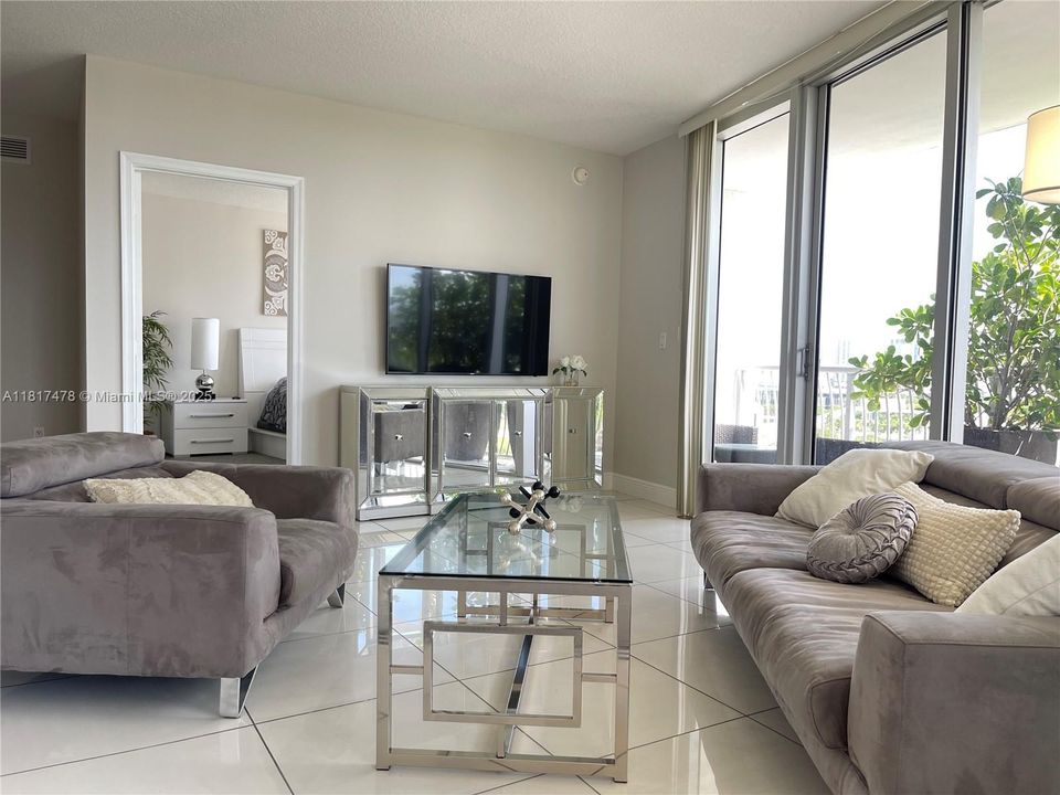 En Venta: $469,000 (2 camas, 2 baños, 1048 Pies cuadrados)