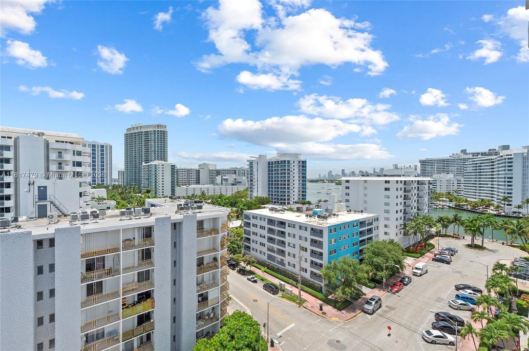 For Sale: $489,999 (2 beds, 2 baths, 890 Square Feet)