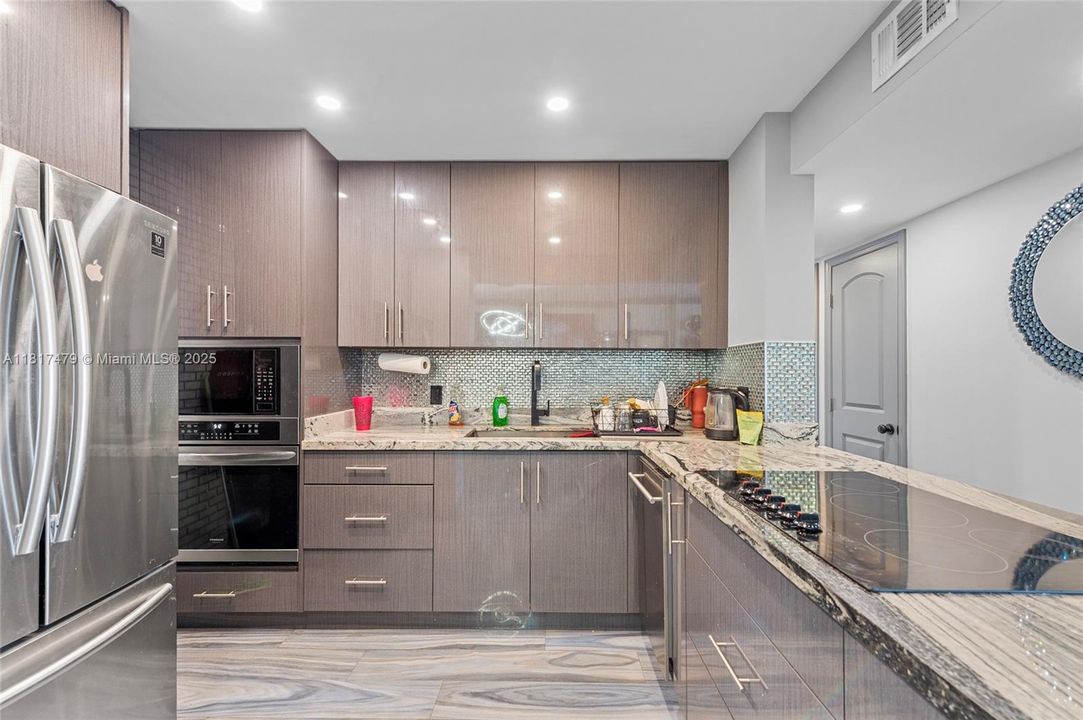 For Sale: $489,999 (2 beds, 2 baths, 890 Square Feet)