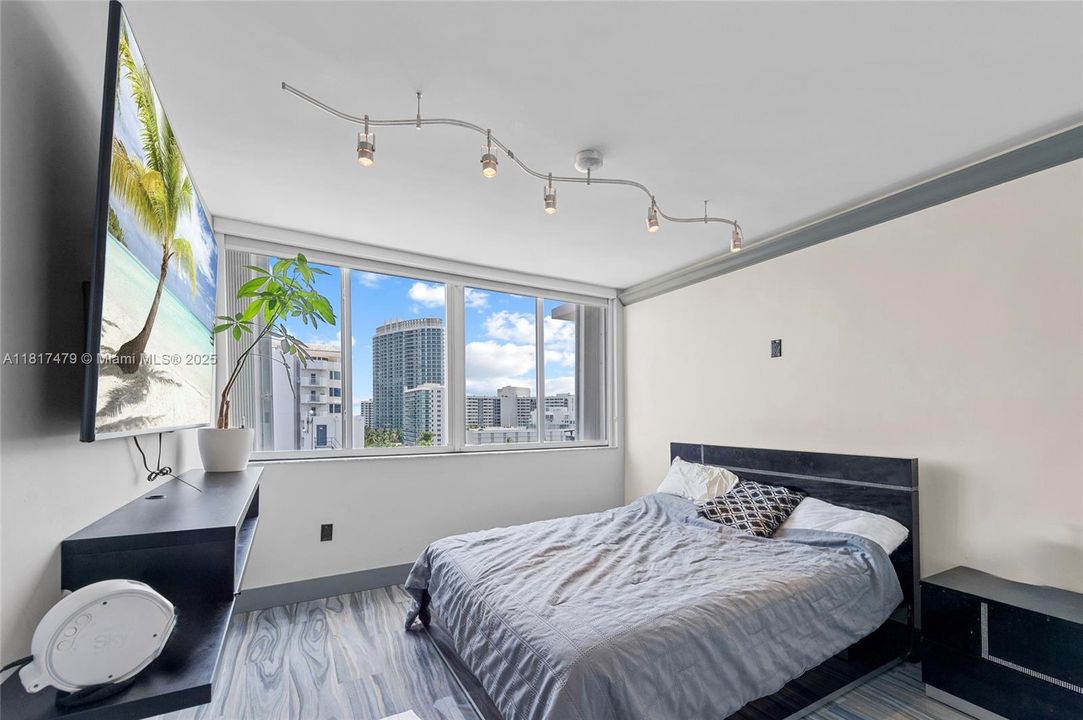 For Sale: $489,999 (2 beds, 2 baths, 890 Square Feet)