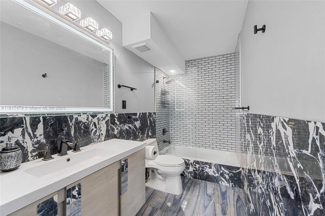 For Sale: $489,999 (2 beds, 2 baths, 890 Square Feet)