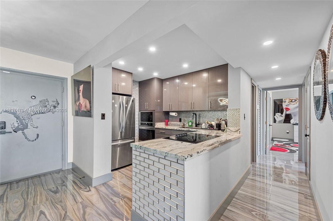 For Sale: $489,999 (2 beds, 2 baths, 890 Square Feet)