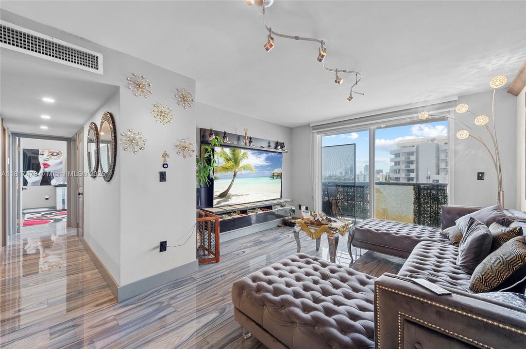 For Sale: $489,999 (2 beds, 2 baths, 890 Square Feet)