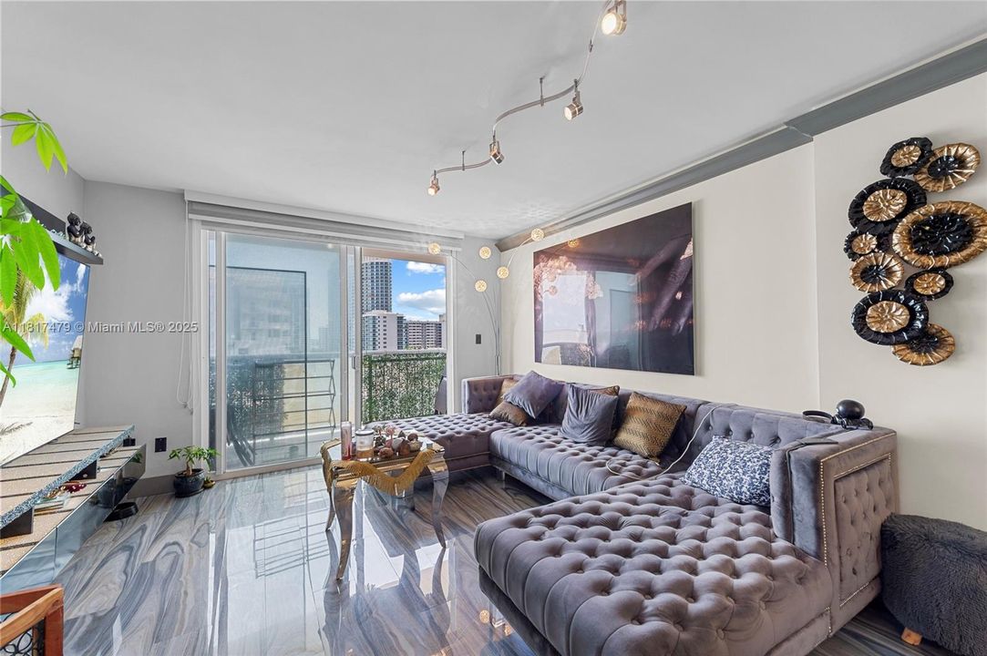 For Sale: $489,999 (2 beds, 2 baths, 890 Square Feet)