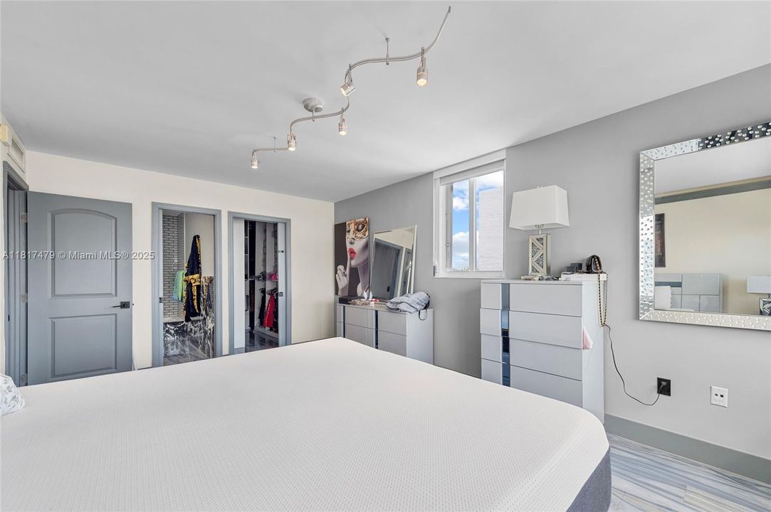 For Sale: $489,999 (2 beds, 2 baths, 890 Square Feet)