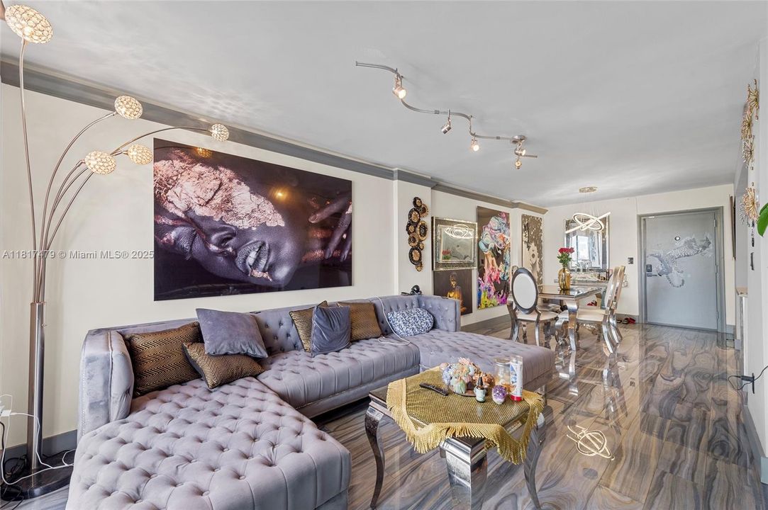 For Sale: $489,999 (2 beds, 2 baths, 890 Square Feet)