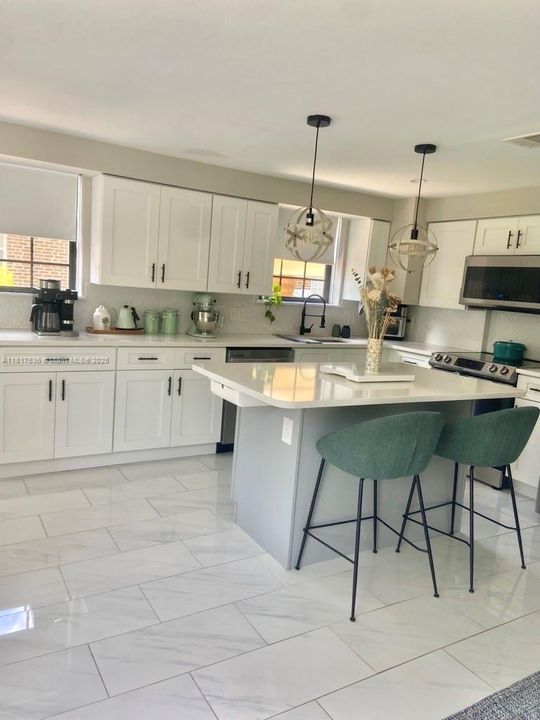 Недавно продано: $765,000 (4 спален, 2 ванн, 2010 Квадратных фут)