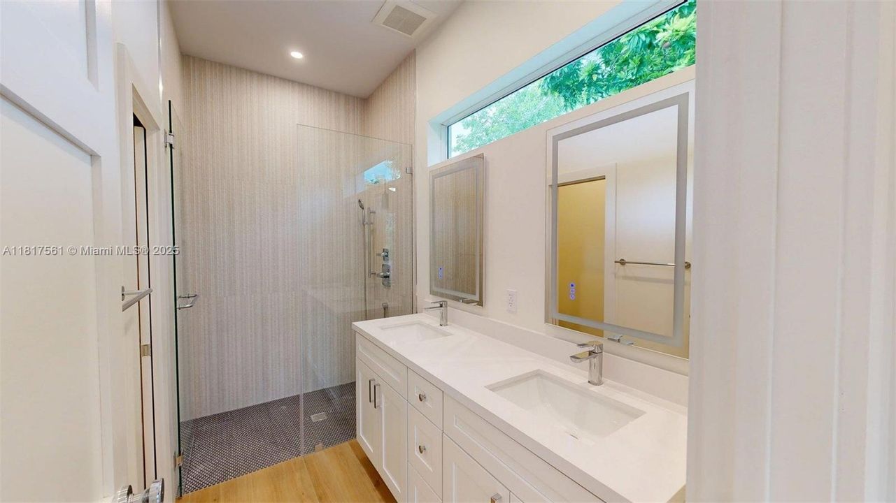 最近租的: $3,200 (3 贝兹, 2 浴室, 1380 平方英尺)