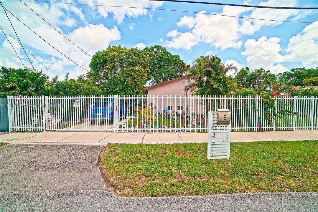 For Sale: $610,000 (4 beds, 2 baths, 1651 Square Feet)