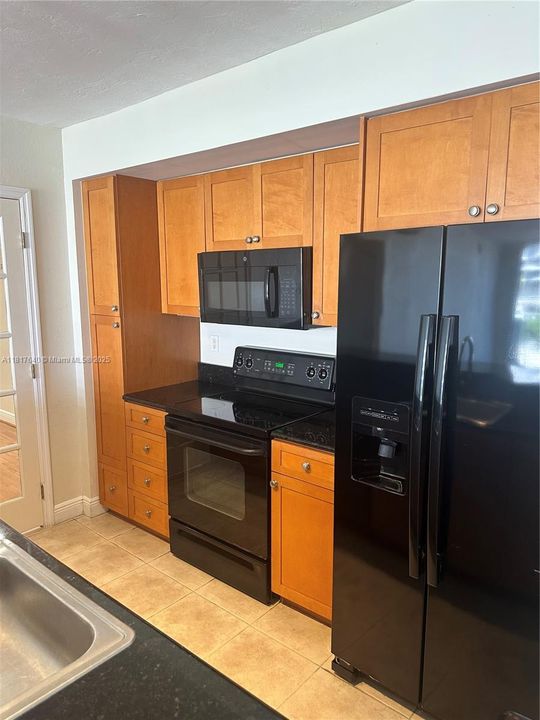 最近售出: $425,000 (1 贝兹, 1 浴室, 950 平方英尺)