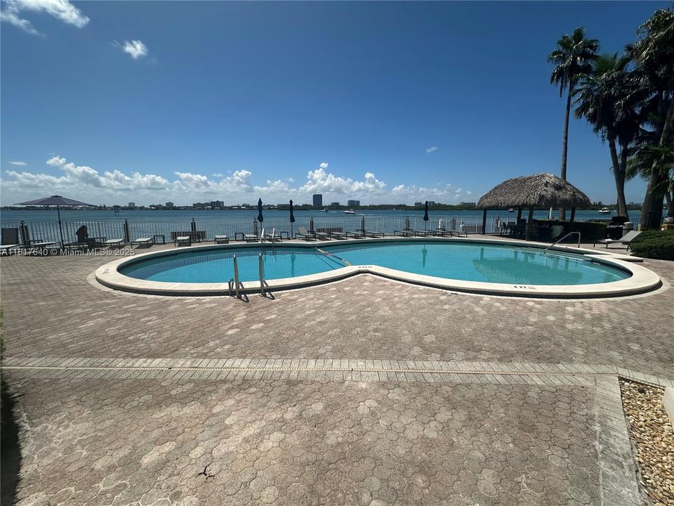 最近售出: $425,000 (1 贝兹, 1 浴室, 950 平方英尺)