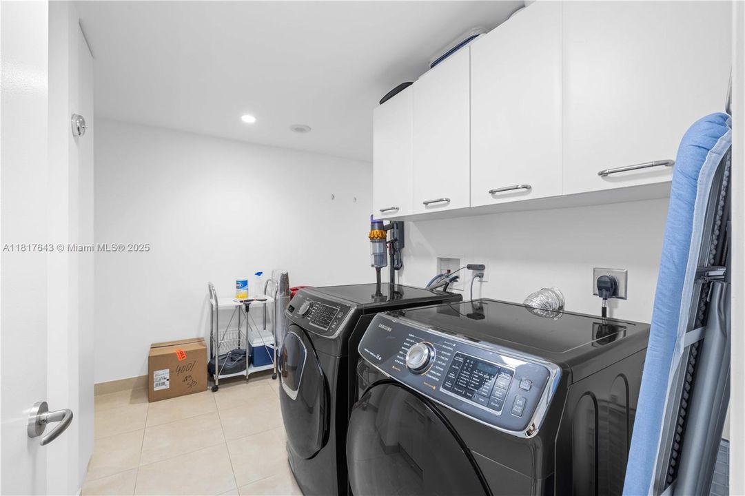 Recently Sold: $3,659,000 (4 beds, 4 baths, 3415 Square Feet)