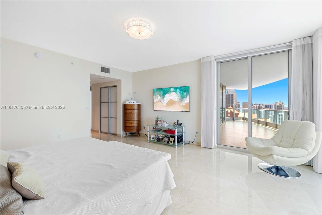 Recently Sold: $3,659,000 (4 beds, 4 baths, 3415 Square Feet)