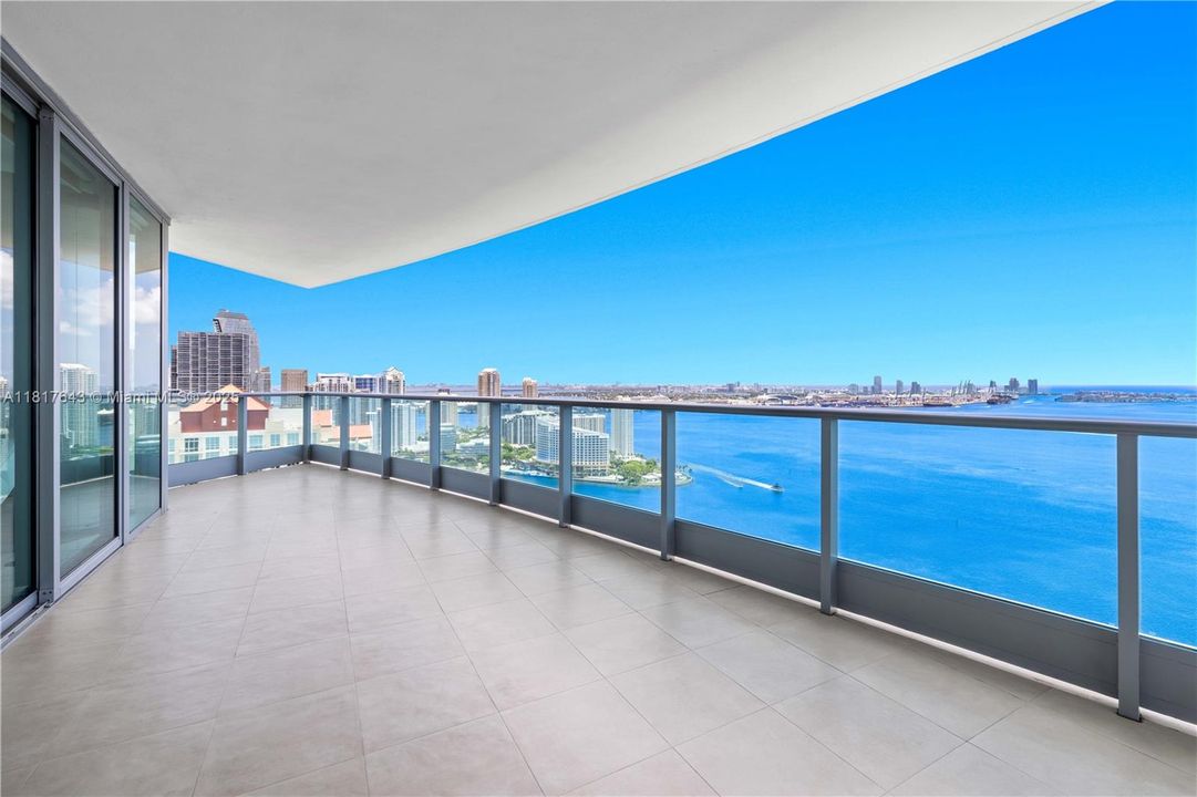 Recently Sold: $3,659,000 (4 beds, 4 baths, 3415 Square Feet)