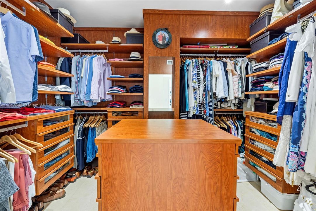 Recently Sold: $3,659,000 (4 beds, 4 baths, 3415 Square Feet)