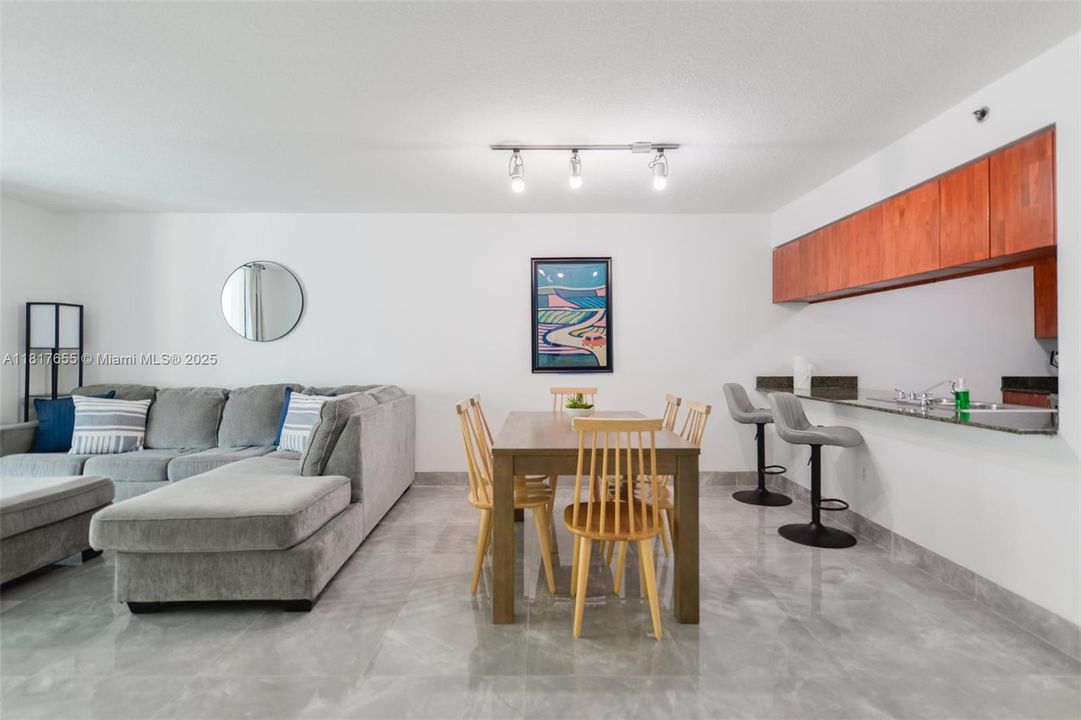 Недавно продано: $475,000 (1 спален, 1 ванн, 818 Квадратных фут)