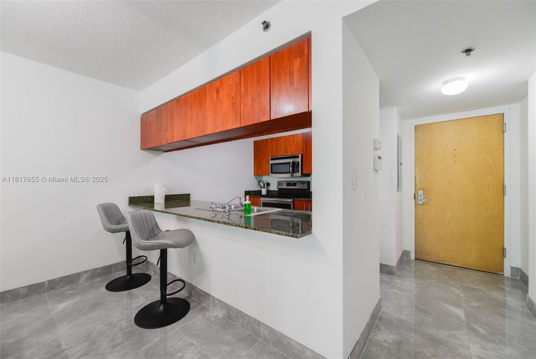 Недавно продано: $475,000 (1 спален, 1 ванн, 818 Квадратных фут)