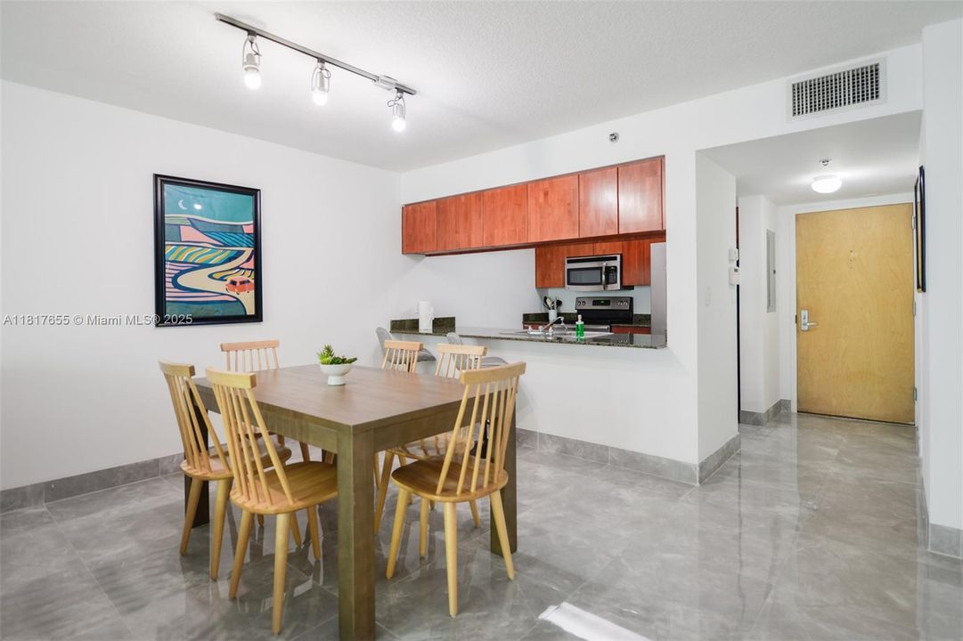 Недавно продано: $475,000 (1 спален, 1 ванн, 818 Квадратных фут)