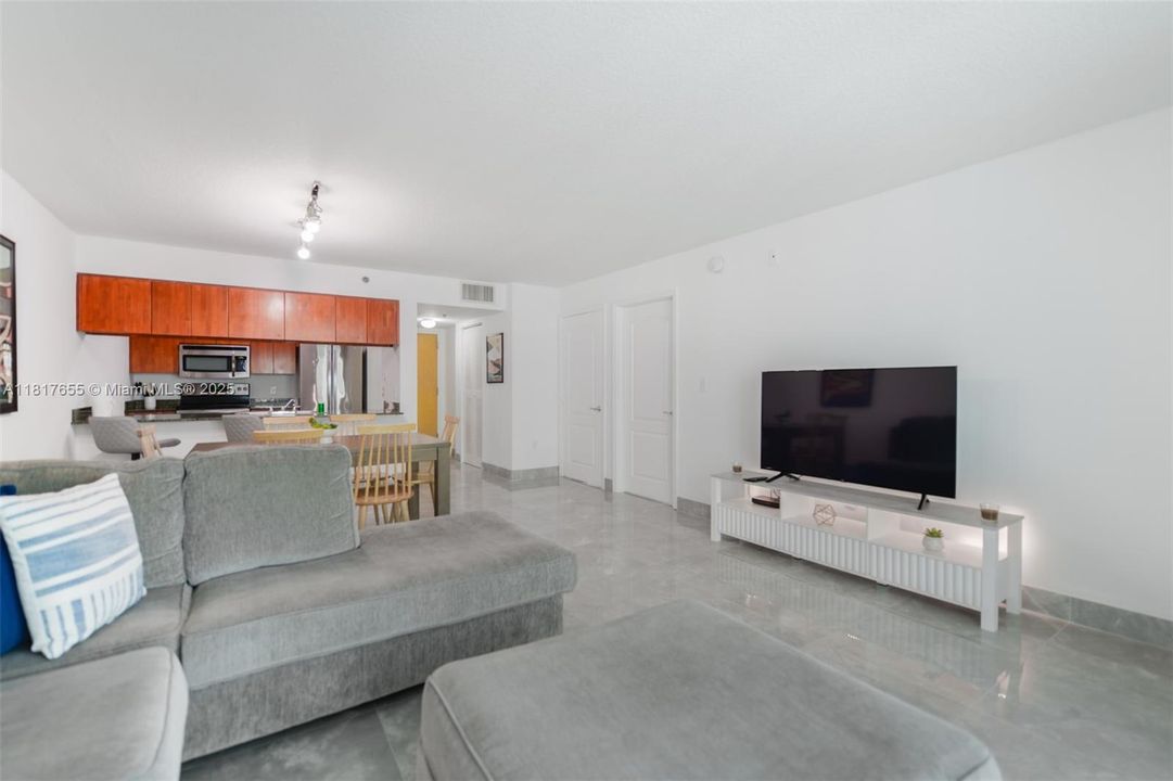 Недавно продано: $475,000 (1 спален, 1 ванн, 818 Квадратных фут)