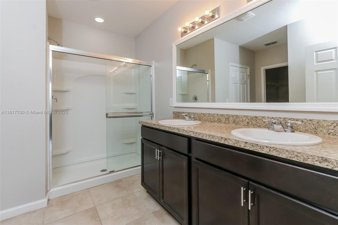 Recientemente alquilado: $2,425 (4 camas, 2 baños, 1960 Pies cuadrados)