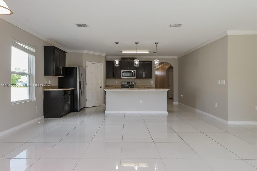 Recientemente alquilado: $2,425 (4 camas, 2 baños, 1960 Pies cuadrados)