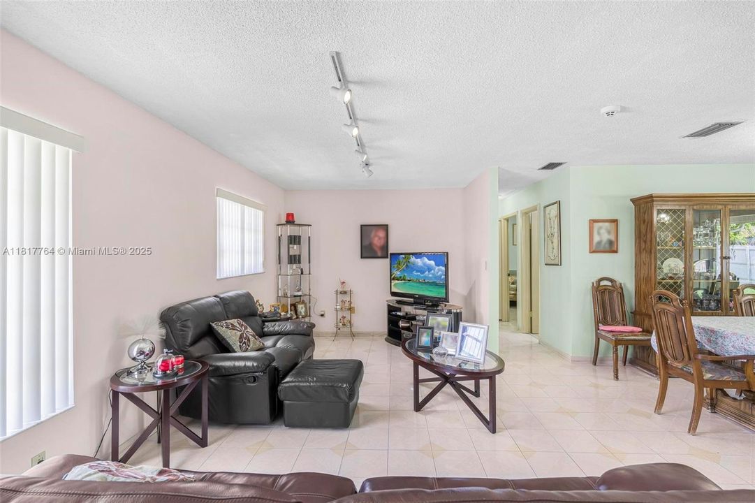 Vendido Recientemente: $680,000 (3 camas, 2 baños, 1325 Pies cuadrados)