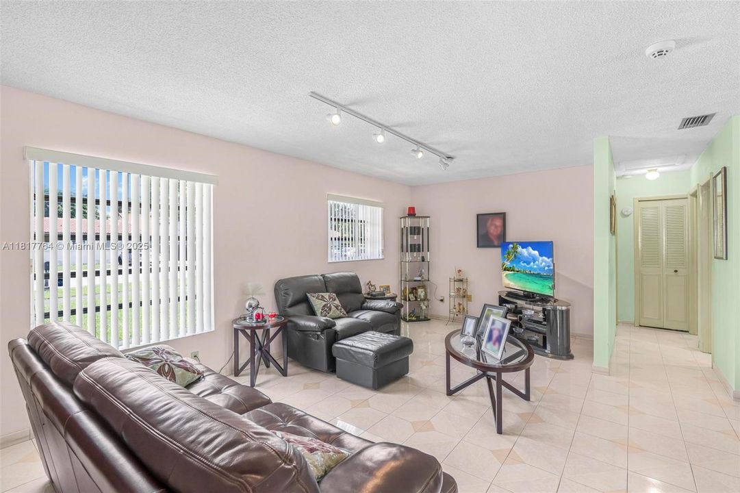 Vendido Recientemente: $680,000 (3 camas, 2 baños, 1325 Pies cuadrados)