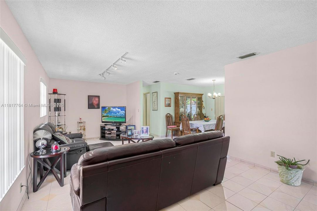 Vendido Recientemente: $680,000 (3 camas, 2 baños, 1325 Pies cuadrados)