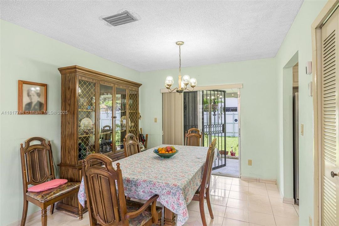 Vendido Recientemente: $680,000 (3 camas, 2 baños, 1325 Pies cuadrados)