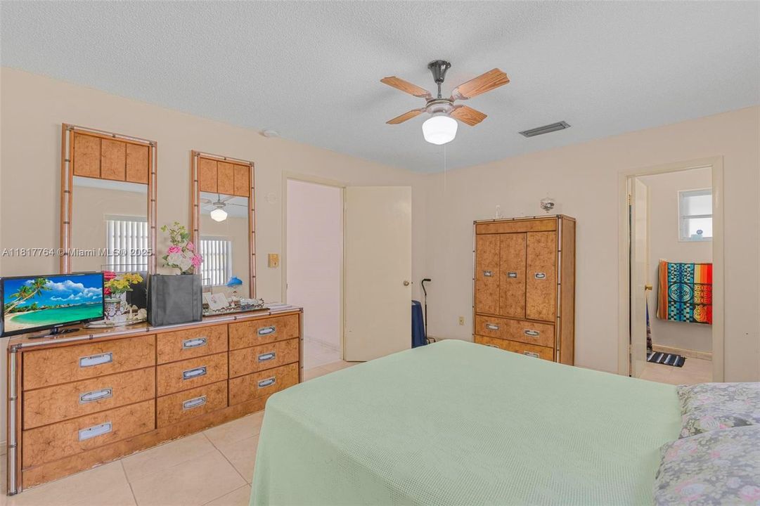 Vendido Recientemente: $680,000 (3 camas, 2 baños, 1325 Pies cuadrados)