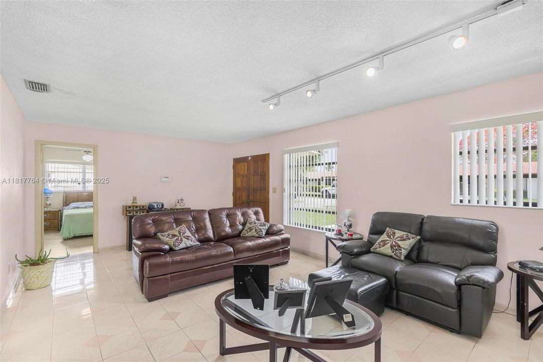 Vendido Recientemente: $680,000 (3 camas, 2 baños, 1325 Pies cuadrados)