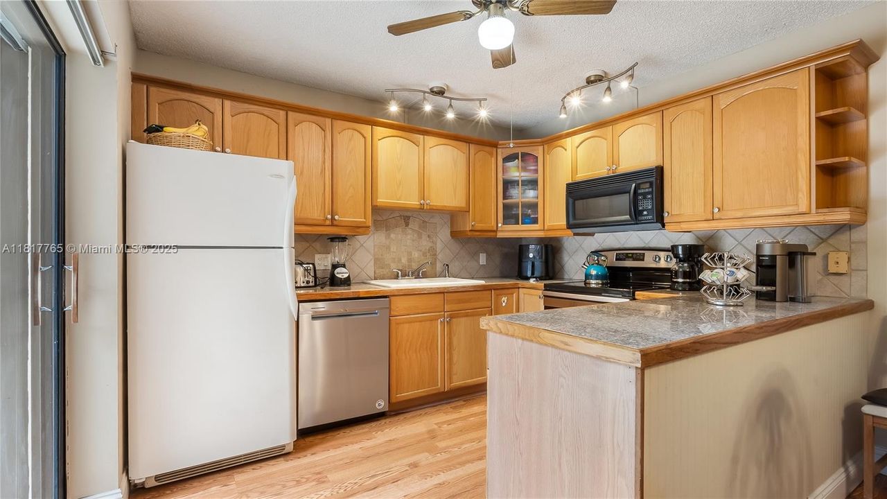 На продажу: $375,000 (2 спален, 2 ванн, 1264 Квадратных фут)