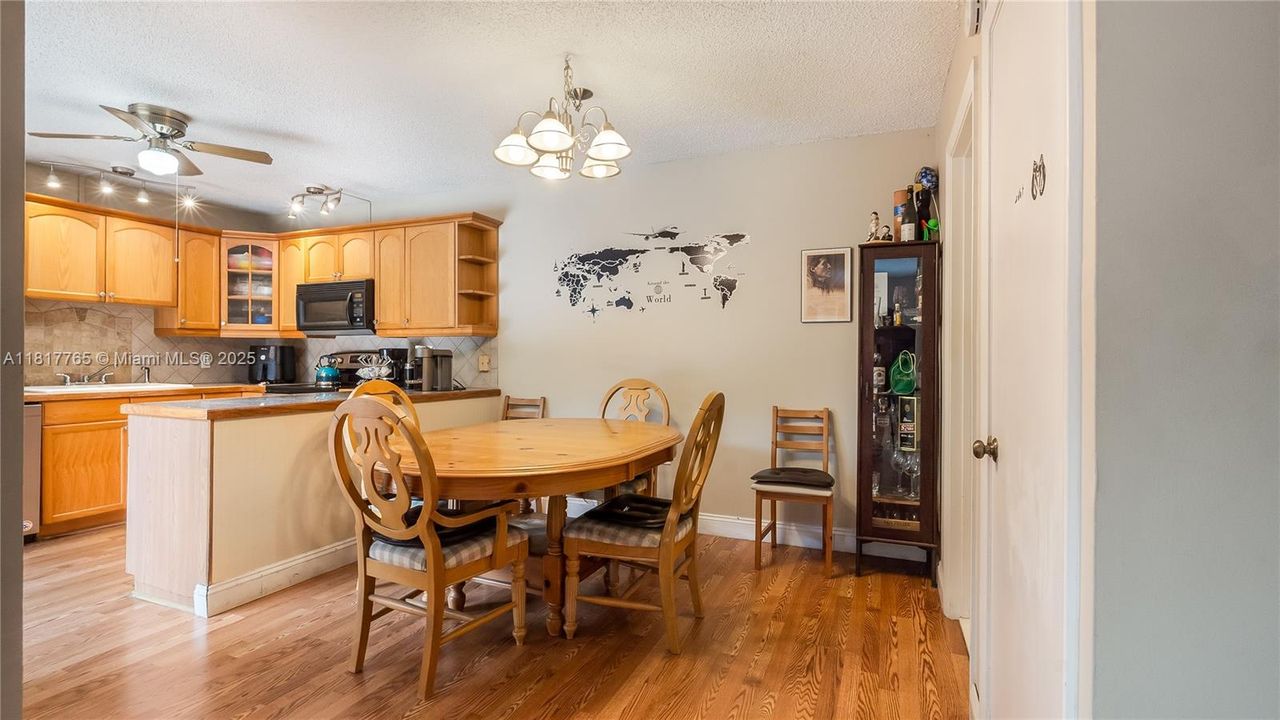 На продажу: $375,000 (2 спален, 2 ванн, 1264 Квадратных фут)