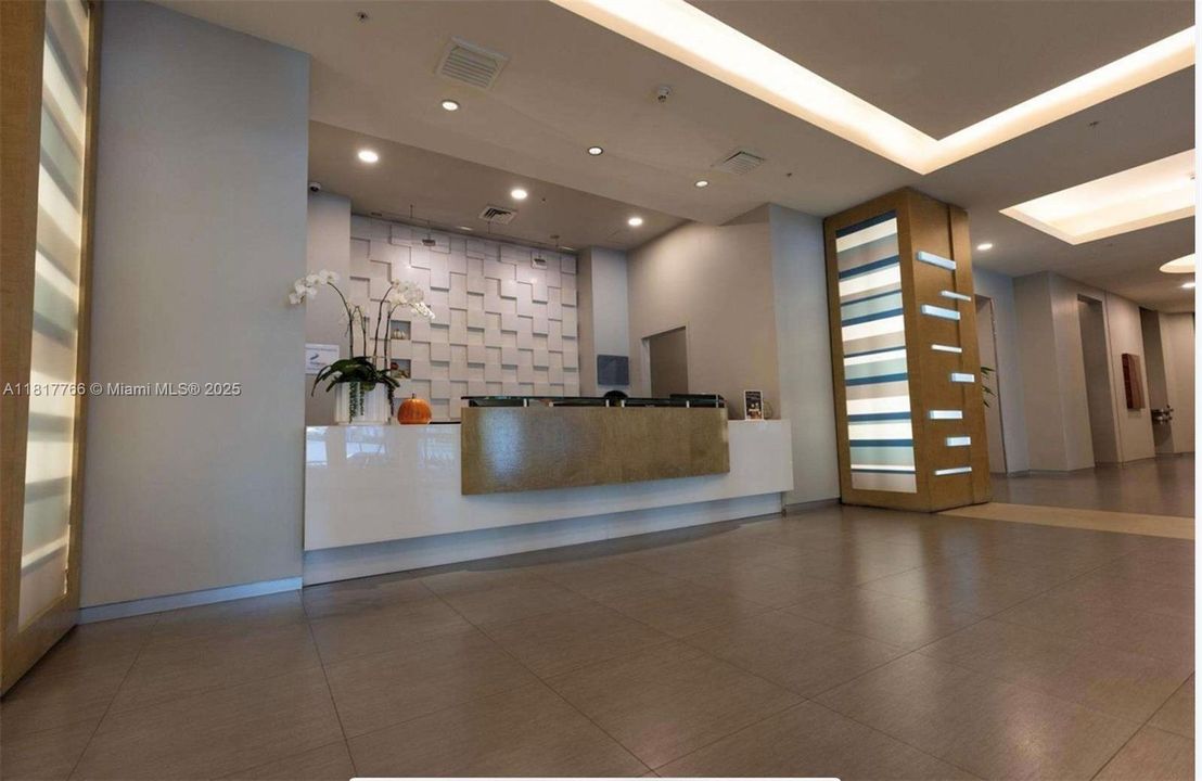 For Sale: $410,000 (1 beds, 1 baths, 838 Square Feet)