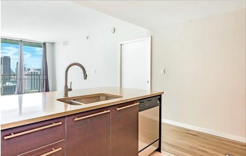 For Sale: $410,000 (1 beds, 1 baths, 838 Square Feet)