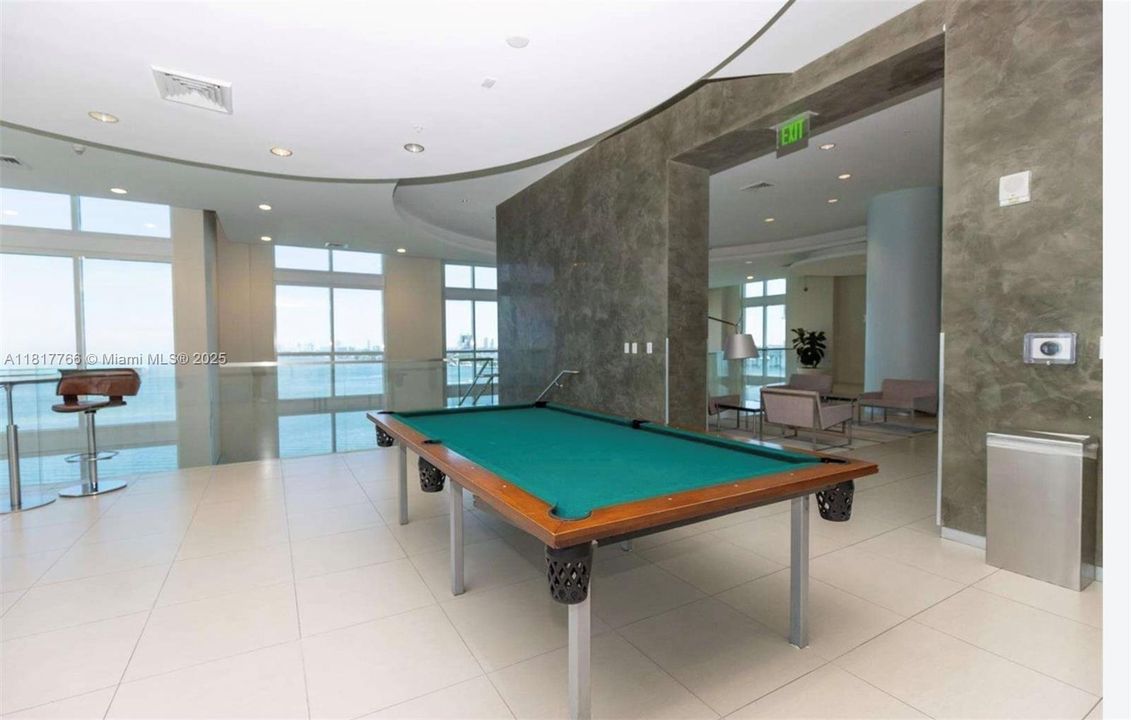 For Sale: $410,000 (1 beds, 1 baths, 838 Square Feet)