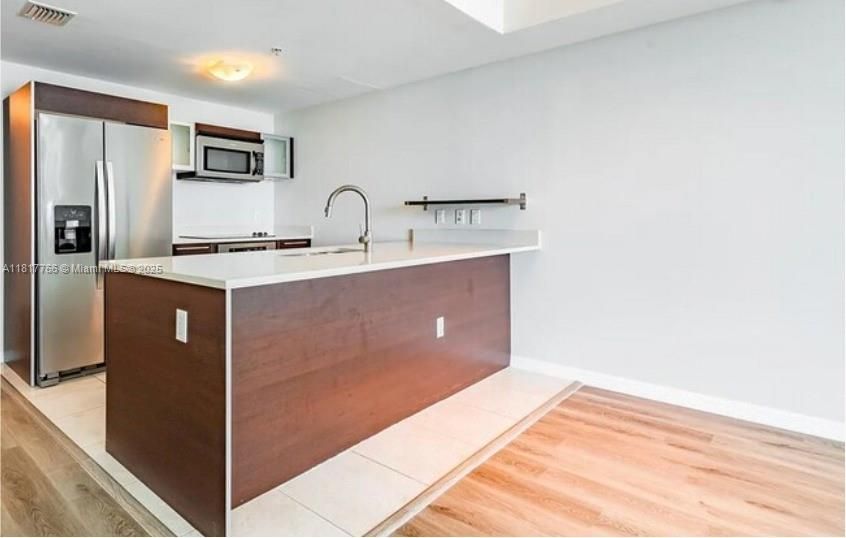 For Sale: $410,000 (1 beds, 1 baths, 838 Square Feet)