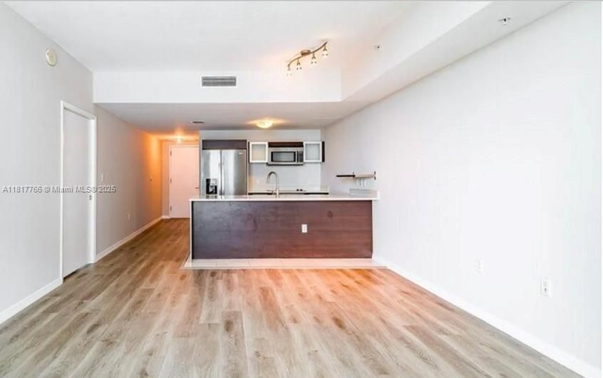 For Sale: $410,000 (1 beds, 1 baths, 838 Square Feet)