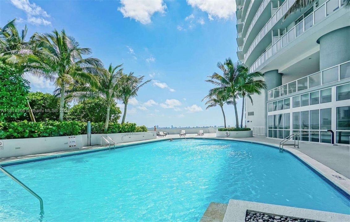 For Sale: $410,000 (1 beds, 1 baths, 838 Square Feet)