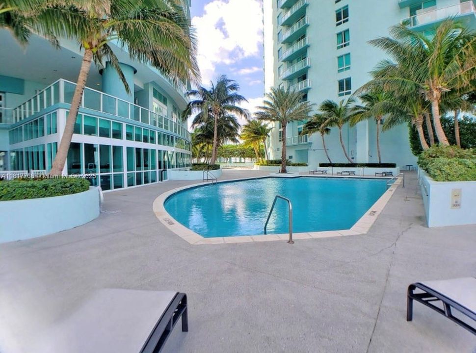 For Sale: $410,000 (1 beds, 1 baths, 838 Square Feet)