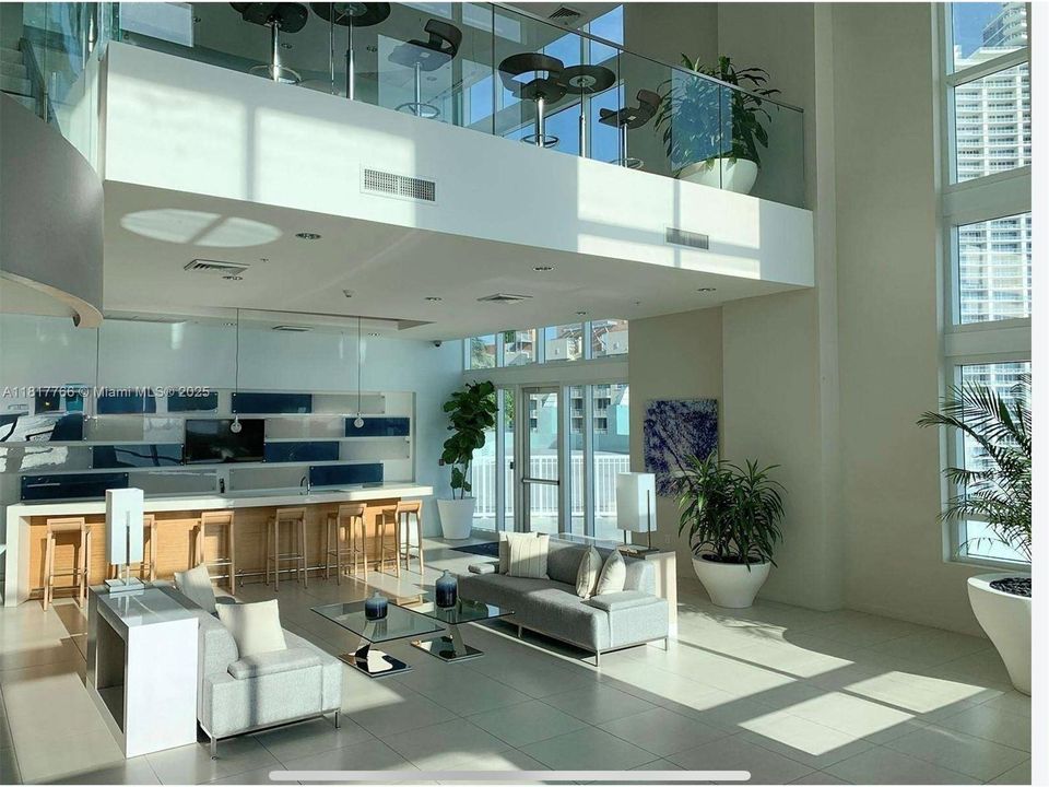 For Sale: $410,000 (1 beds, 1 baths, 838 Square Feet)