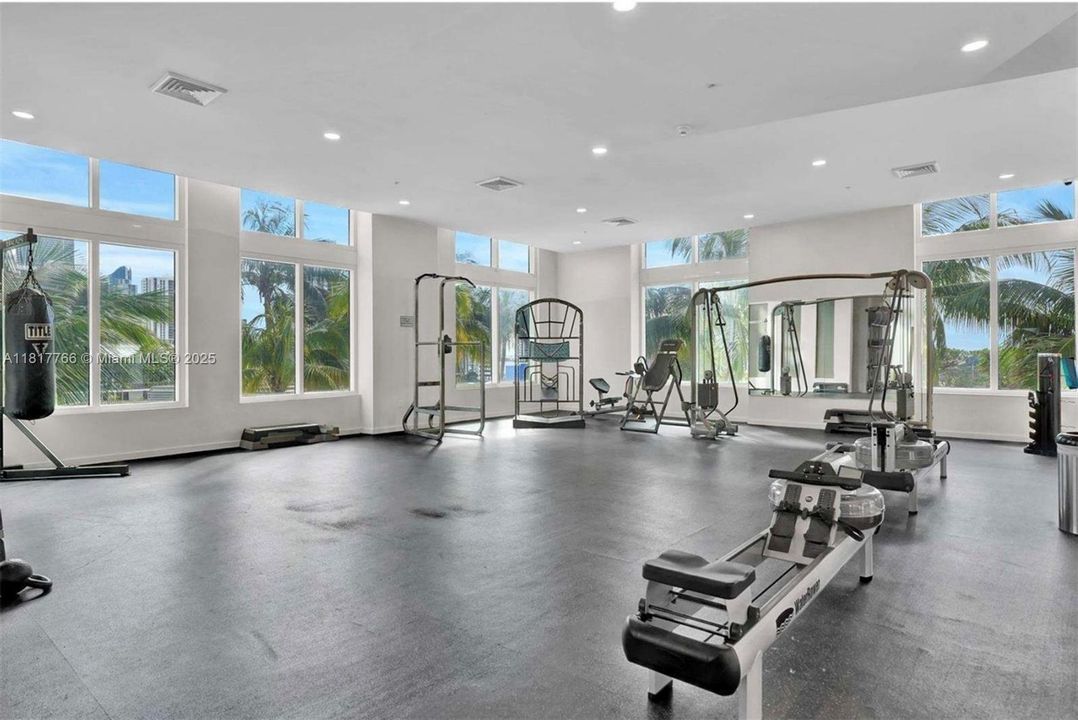 For Sale: $410,000 (1 beds, 1 baths, 838 Square Feet)