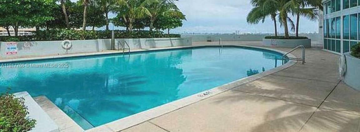 For Sale: $410,000 (1 beds, 1 baths, 838 Square Feet)