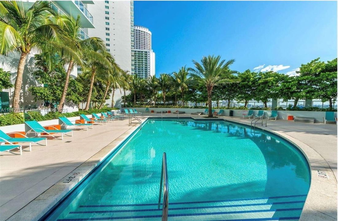 For Sale: $410,000 (1 beds, 1 baths, 838 Square Feet)